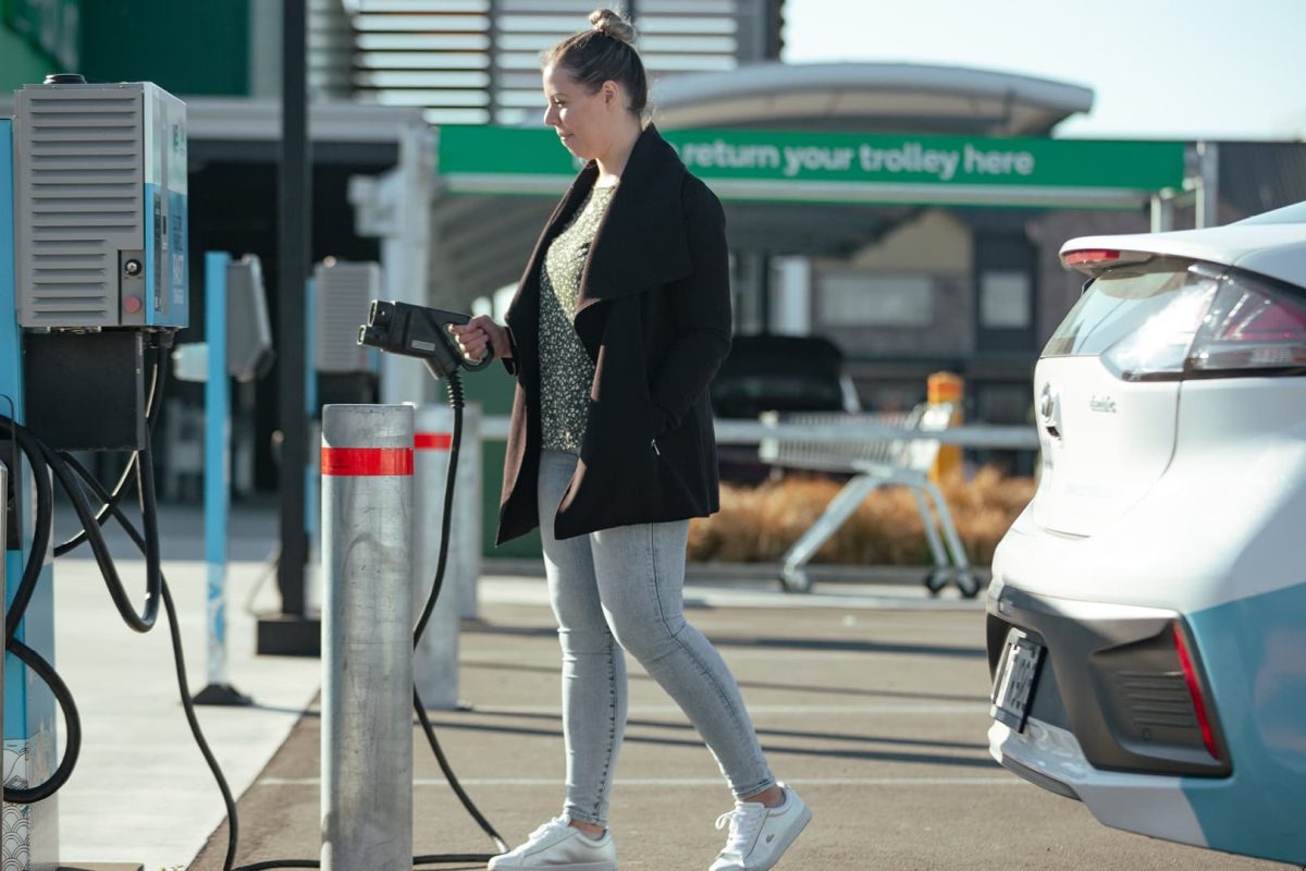 Public Lady Chargin Ev At Shopping Center Public Lady Chargin Ev At Shopping Center
